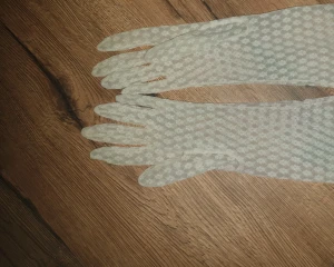 Antika handskar  - Antika spetshandskar köpt av en äldre dam i närområdet! I perfekt skick och sitter samman med en tråd som man klipper av💕