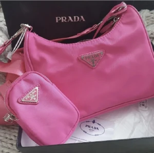Hot pink prada bag väska handväska - -EJ-från butik. 25 cm, oanvänd! Välgjord, kartong och alla tillbehör följer med så som kortare silver kedja/handtag och Prada box. Kolla gärna övriga annonser <3  