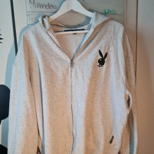 Hoodie  - Fin hoddie från playboy. Köptes för 500 kr. Är i storlek 34 men passar även 36/38/40. Skicka för mer bilder 