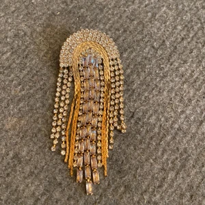 Örhängen från gina tricot.  - Använda en gång. De är ganska tunga så man borde inte ha de om man nyss har tagit hål. Köpta på gina tricot. Perfekta till nyår eller annsn fest. Kan hämtas upp eller levereras om du bor närs Kungälv. 