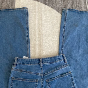 Jeans - Nu säljer jag mina blåa jeans som är i storlek xs/32. De har inte kommit användning. Skriv till mig om ni vill mer beskrivning eller bilder på de. Priset kan diskuteras.