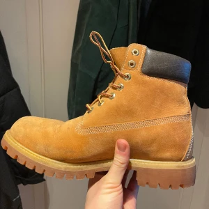 Timberlands Stl 42 - Bruna Timberlands storlek 42. Måttligt använda, inget mer slitage än det som syns på bilderna.