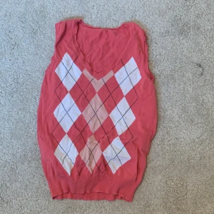 Rosa väst  - Super gullig rosa väst med mönster. 💓