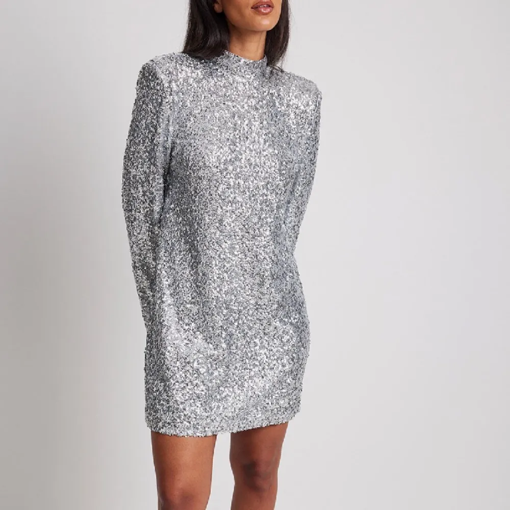 Säljer en helt ny oanvänd klänning från NA-KD. Med prislappar på. Klänningen är slutsåld på deras hemsida. Nypris 849kr. . Klänningar.