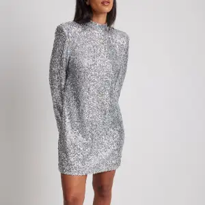 Säljer en helt ny oanvänd klänning från NA-KD. Med prislappar på. Klänningen är slutsåld på deras hemsida. Nypris 849kr. 