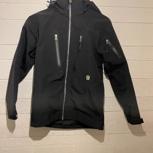 Skidjacka 8848 - Superfin skidjacka från 8848 i strl 150. Skaljacka med snölås och liftkortsficka.  400&