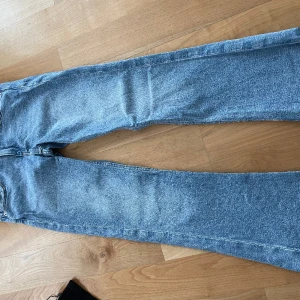 Lowwaist jeans storlek 152 - I fint oanvänt skick! 