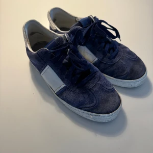 Valentino flycrew - Säljer dessa flycrews, storlek 42.5 men passar lite större skulle jag säga. Skick 7/10. Inget og finns. Skicka pm vid fler frågor.