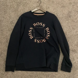 Hugo boss crew neck - Hugo boss crew neck i nästintill ny skick, sitter lite stort Ord: ca 1000kr