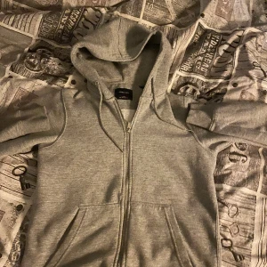 Zip hoodie  - Säljer denna zip hoodie från Jack & Jones då den inte passar mig längre. Tröjan är i ett väldigt bra skick.