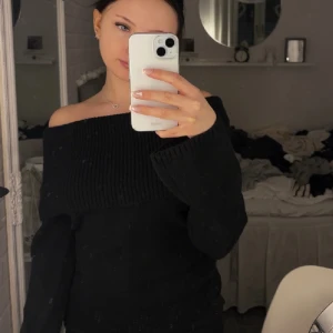 Svart Offsholder stickad - Svart offsholder stickad, Storlek S💗