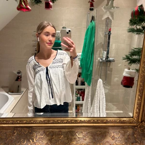 Odd molly blus - Odd molly blus i storlek S :) Har använt den en del men det är ingenting som syns, fortfarande lika fin!