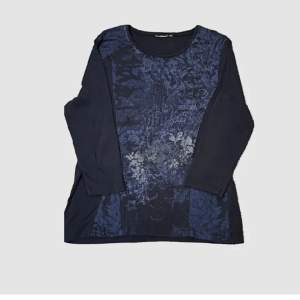 En jätte fin tröja Y2k aldrig använd armarna är lite korta den är mörkblå och har fina mönster 