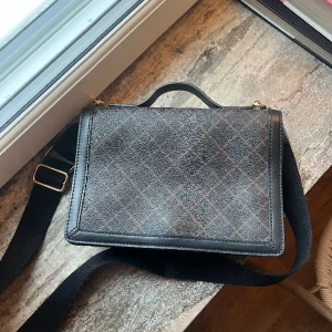 Marlene Birger axelremsväska - Brun-och svart Marlene birger väska i väldigt fint skick! Använd väldigt få gånger. 