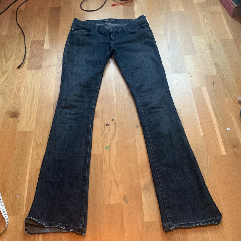 Lågmidjade bootcut jeans från Rock & Republic med fina detaljer på fickorna🌸 Uppsprättade där nere och omsydda i benen av tidigare ägare, därav lägre pris💖 Midja: 39cm Ytterben: 108cm Innerben:87 Benöppning:21cm. Jeans & Byxor.