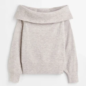 Off shoulder tröja  - Beige stickad off shoulder tröja från h&m Storlek M men passar s.  Använd få tal gånger men köptes för ett år sedan Säljer pga den inte används