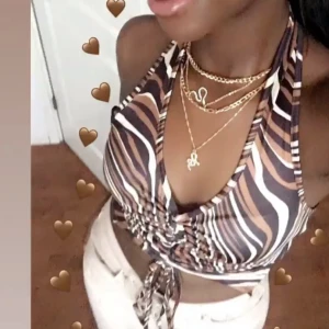 Brun mixad topp - En v-ringad och en backless topp. Superfin och var min favorittopp, men inte min stil längre🤎