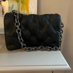 Fluffig väska i fint skick från Zara med en ”tuffare” kedja 🌸