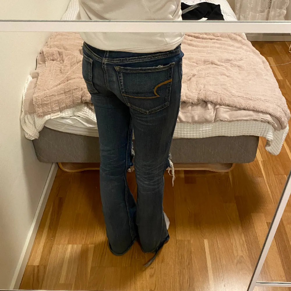 Skitsnygga lågmidjade jeans i bootcut modell från American Eagle.  Midjemått: 75cm  Innerbenslängd: 84cm  Storlek 38 men skulle säga att dem är mer som en 36.  Lite slitna längst ner till, annars fint skick 💕💕. Jeans & Byxor.