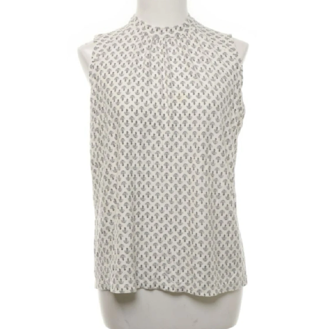 Vit blus med detaljer