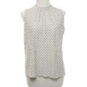 Vit blus med detaljer - Jätte söt blus passar till fest och middagar men även vardags! 🤍🤍🤍🤍🤍