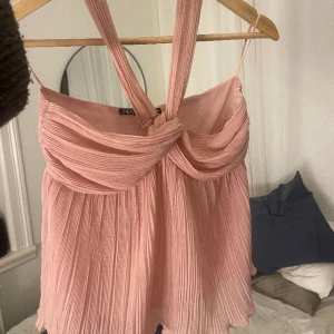 Rosa topp - Rosa topp som är perfekt inför nyår!! Storlek S och har använt få tal gånger då jag inte riktigt passa i den. Köptes från zara för 379. 🤗🥰