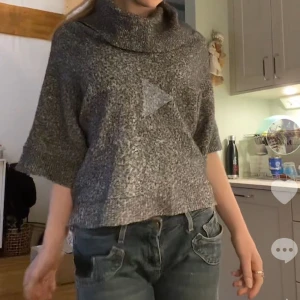 Stickad t-shirt - Såååå snygg stickad t-shirt i bra skick Skickar ungefär 28-30 januari då jag ej är hemma just nu. 