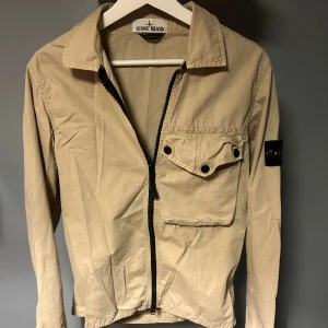Stone Island Overshirt  - Snygg Overshirt från Stone island. Inga defekter därav skick 10/10. Nypriset på denna ligger runt 3500-4000kr.  