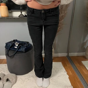 Jeans - As nice svarta jeans, passar till allt⭐️Säljer pga att de inte kommer till användning❣️