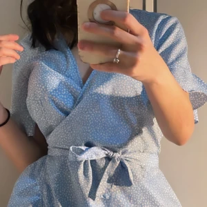 Blå klänning - En super fin blå klänning som jag endast använt en gång, den är jätte fin. Köpte den för 700kr och säljer den för 250kr