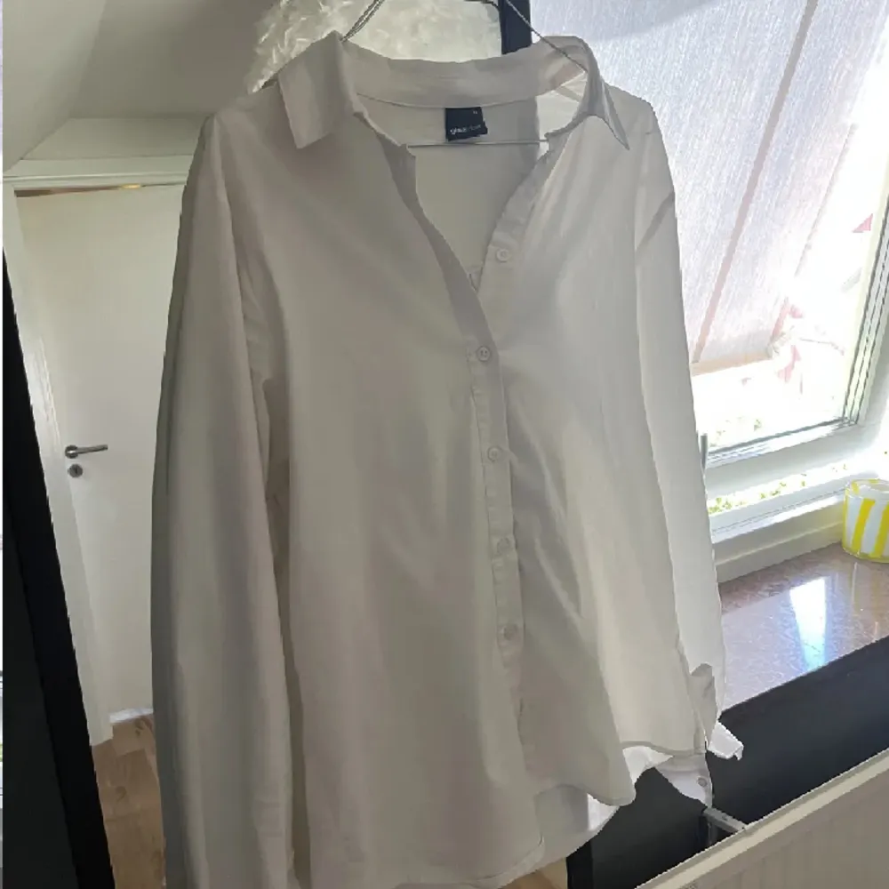 Superfin vit skjorta från Gina tricot i fint skick🧚🏼‍♀️. Skjortor.