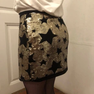 Kjol  - Glittrig kort super söt kjol. Det är tyg på insidan så den skaver och kliar inte alls. Den är i bra skick och ingar paljetter är borta. Medela om frågor svarar gärna. Pris går att diskuteras.