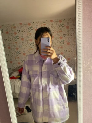  Lilla skjorta  - Super söt lilla/vit skjorta som man kan ha som vår jacka, används fåtal gånger 💜