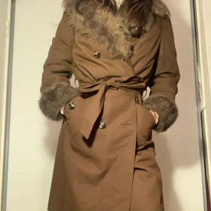 Kappa - En jäättesnygg mellanvarm fodrad kappa köpt second hand för 400kr. Säljer den då den inte är min stil. Storlek 38. Har vanligtvis storlek 34/xs och är 160cm lång och den är aningen stor på mig men kan passa för storlek xs-m eller 34-38 beroende på.