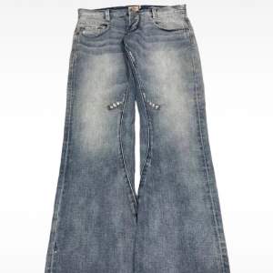 Super snygga ljusa lågmidjade jeans i storlek 36 🤩 innerbenslängden - 81