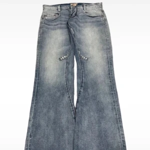 Lågmidjade jeans  - Super snygga ljusa lågmidjade jeans i storlek 36 🤩 innerbenslängden - 81