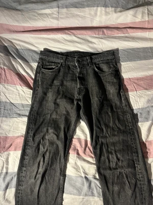 Weekday Jeans - Weekday jeans  Model: Space Relaxed OBS! Hål längst ner på högra benet.