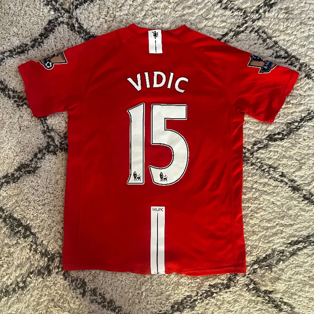 Man United tröja från ikoniska 07/08 säsongen med Nemanja Vidic på ryggen🐐🇷🇸 storlek M. T-shirts.