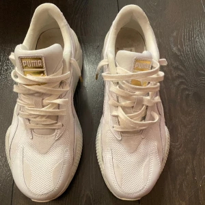 PUMA SNEAKERS SÄLJES - Puma sneakers säljes i bra skick 8/10, använda endast 2 gånger. 