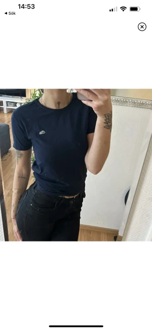 Tshirt - Marinblå lacoste tshirt i bra skick