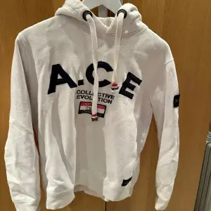 En ace hoodie säljer för 450kr