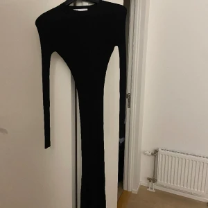 Ribbad figurnära klänning f - Figurnära klänning från zara, använd ett par gånger väldigt fin på.   Pris kan diskuteras 