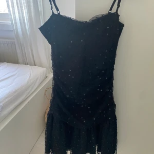 Glittrig klänning - En glittrig klänning från gina i storlek S. Passar perfekt till nyår.