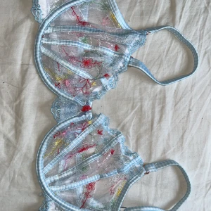 Lounge underwear - Ella intimates - HELT OANVÄND!! Inte ens prövat på trosor. Säljes då bh inte passar mig, och jag har inte fått dem skickat tillbaka.  De är superfina, bra kvalitet och som sagt helt oanvända. Köpta okt 2023 för 1050kr, nu 1125kr BH stl: 80C Trosor/ strumpeband stl: S