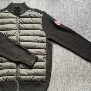 Canada goose  -  Hybridge stickad jacka super bra skick använd fåtal gånger eftersom den storleken inte riktigt passa, pris kan diskuteras vid snabb affär❤️