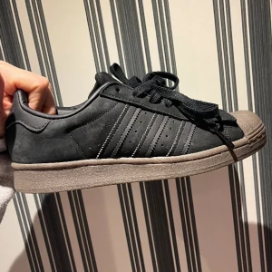 Adidas superstar  - Säljer mina adidas superstar i storlek 40, då det inte kommer till användning. Använda 2-3 gånger och i väldigt bra skick! 