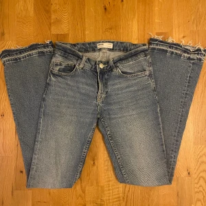 Jeans - Lågmidjade jeans från bershka storlek 34 men stretchiga i tyget. Midjemått 34cm, innerbenslängd 77cm, lårmått 19cm. Skriv vid frågor osv 🩷