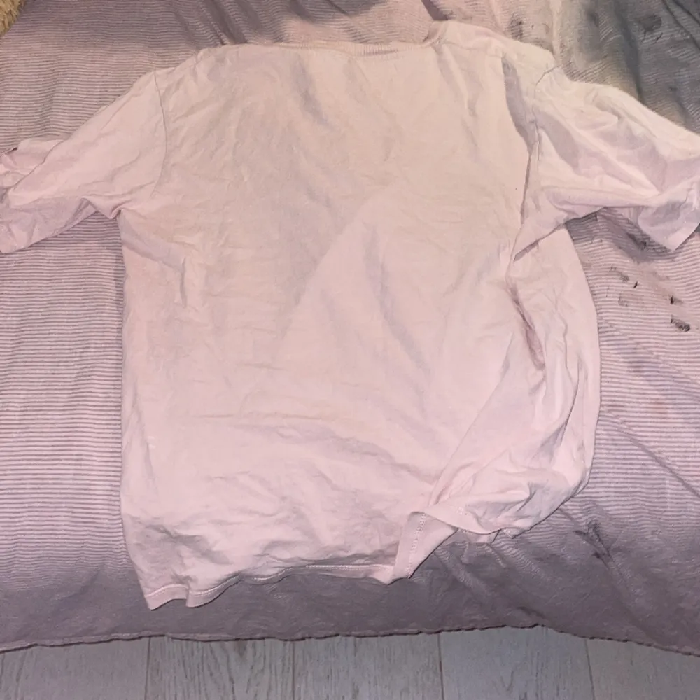 Rosa tröja köpt från lager 157, jag använder inte den längre men tyget har bra kvalitet.. T-paidat.