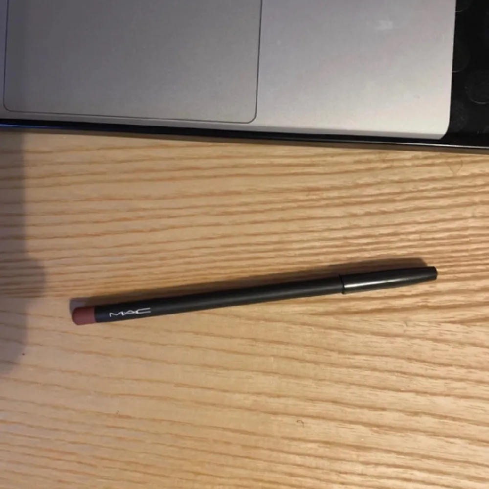 Helt oanvänd fick den i Macs julkalender 2023, Whirl läpp penna i en naturlig lite brun beige färg, går för runt 200-230kr i vanliga fall. Övrigt.