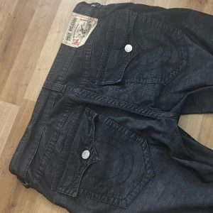 True religon jeans🤌🙏 - As balla trueys🙏de är i bra skick,använda fåtal gånger. Midjemått (rakt över) 47cm. Funkar för både tjejer o killar🤌Skriv om ni har frågor‼️🩷